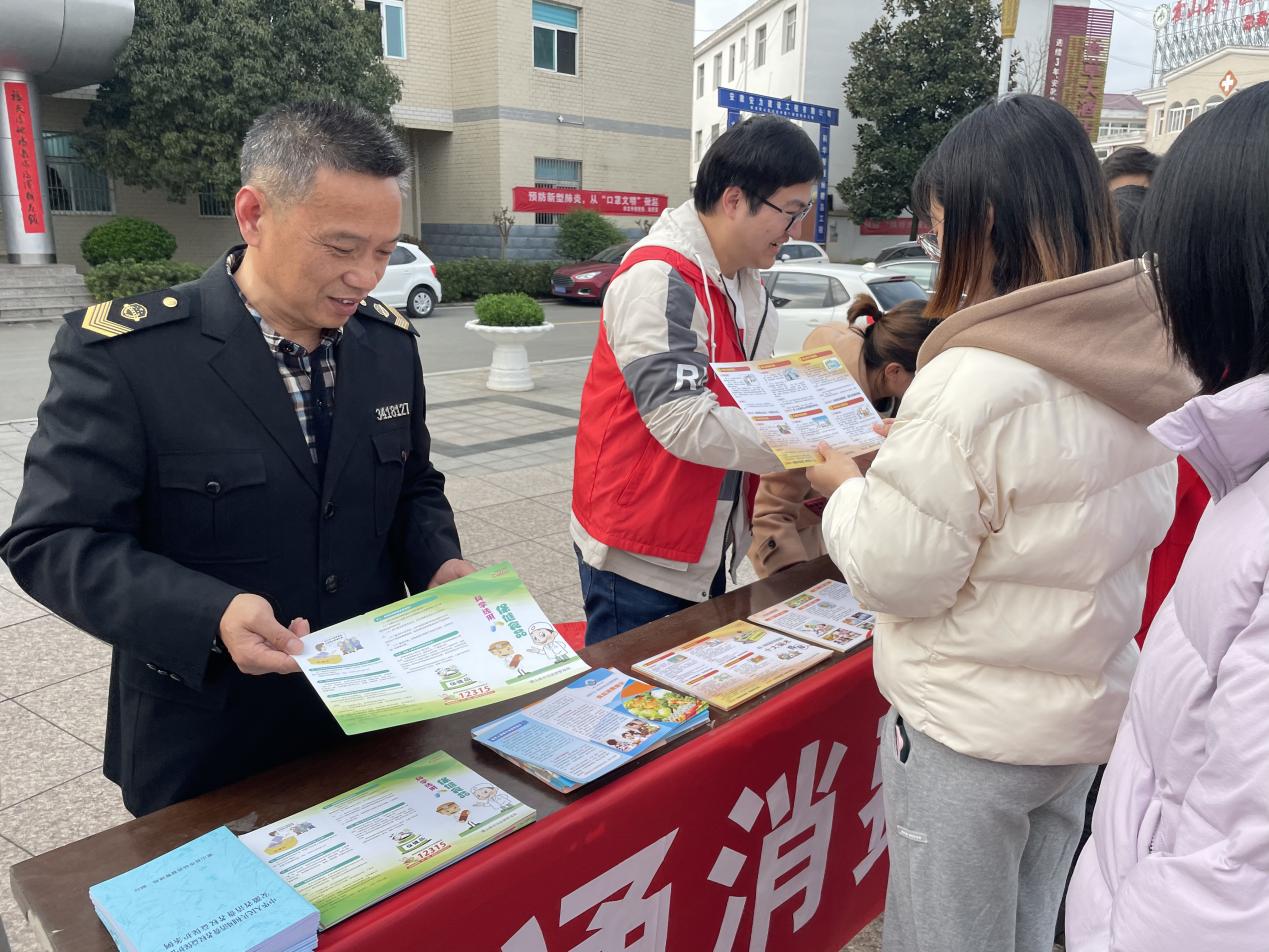 守護(hù)消費(fèi)權(quán)益，共筑誠信環(huán)境——單龍寺鎮(zhèn)開展3·15國際消費(fèi)者權(quán)益日主題系列活動(dòng)